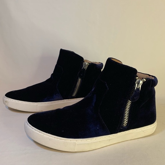 Gentle Souls by Kenneth Cole Dark Blue Velvet Ankle Booties Women's 9.5M - Picture 4 of 8